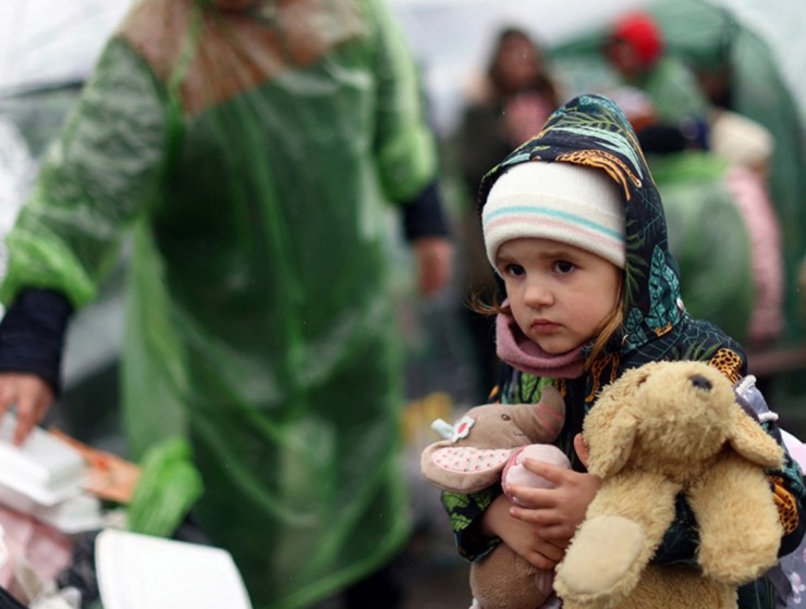 A Ukrainian refugees child waits in line to cross the Ukraine-Poland border. REUTERS/Hannah McKay