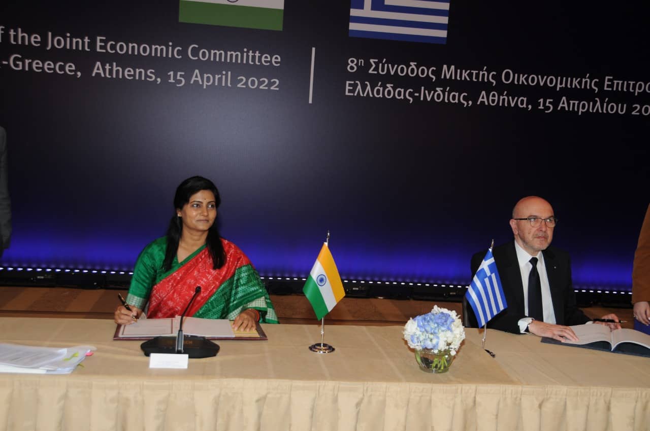 Ο Έλληνας Αναπληρωτής Υπουργός Οικονομικής Διπλωματίας και Διαφάνειας για τις Εξωτερικές Υποθέσεις Κώστας Φραγκογιάνης και η Υπουργός Επικρατείας Εμπορίου και Βιομηχανίας της Ινδίας κα Anupriya Patel υπέγραψαν πρωτόκολλο στην Αθήνα στις 15 Απριλίου.