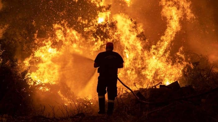 More than 60 firefighters battle wildfire in Peloponnese 4