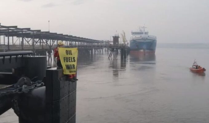 Greenpeace Protesters block Greek tanker with Russian cargo 8