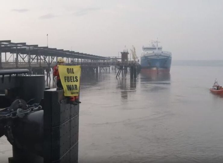 Greenpeace Protesters block Greek tanker with Russian cargo 1