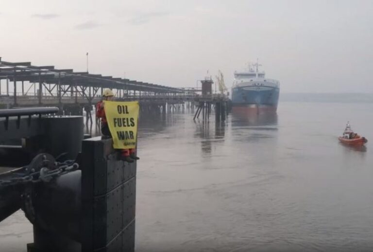 Greenpeace Protesters block Greek tanker with Russian cargo