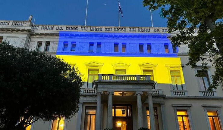 Greek Presidential Mansion dressed in the colours of Ukraine 12