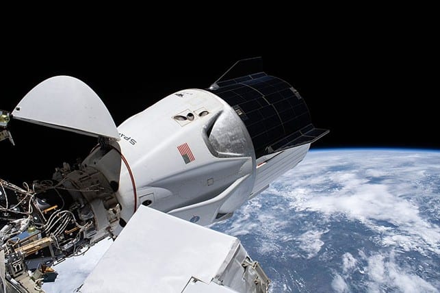 Space X capsule supplying the ISS ( © NASA, 