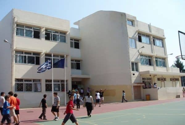 Greek schools to extend operating hours to help working parents