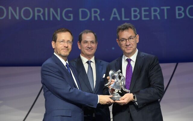 Pfizer boss Albert Bourla receives $1M Genesis Prize; pledges funds for Holocaust museum