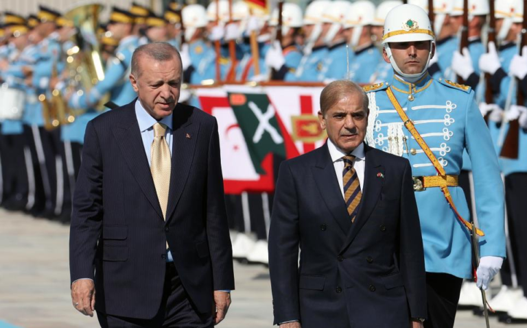 Turkish President Recep Tayyip Erdoğan and Pakistani Prime Minister Shehbaz Sharif