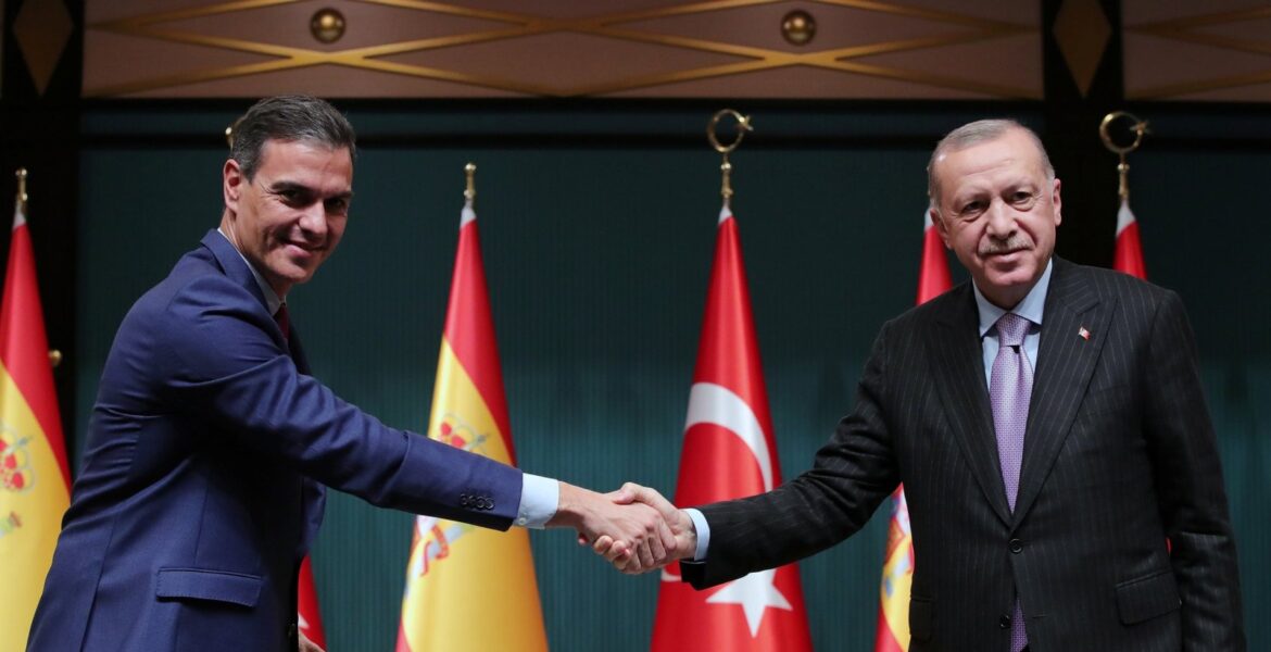 President Recep Tayyip Erdoğan and Spain's Prime Minister Pedro Sanchez (L) shake hands during a news conference in the capital Ankara, Turkey, Nov. 17, 2021. (Reuters Photo)