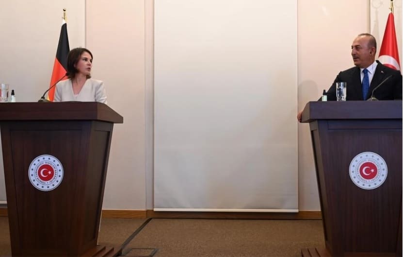 Zusammenstöße zwischen deutschen und türkischen Ministern bei einer Live-Pressekonferenz zu Griechenland