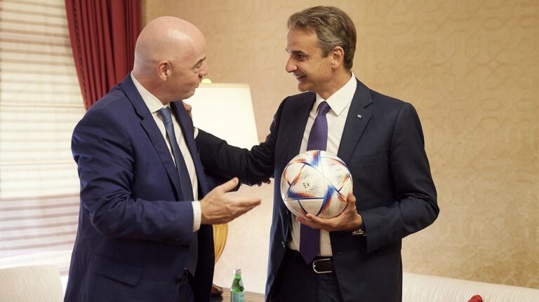 Prime Minister Kyriakos Mitsotakis and Gianni Infantino in Qatar on August 22, 2022.
