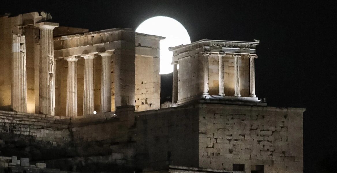 plan Magnificent 'Oxyrhynchus Moon' over the Acropolis - Images from the last full moon of summer 2022