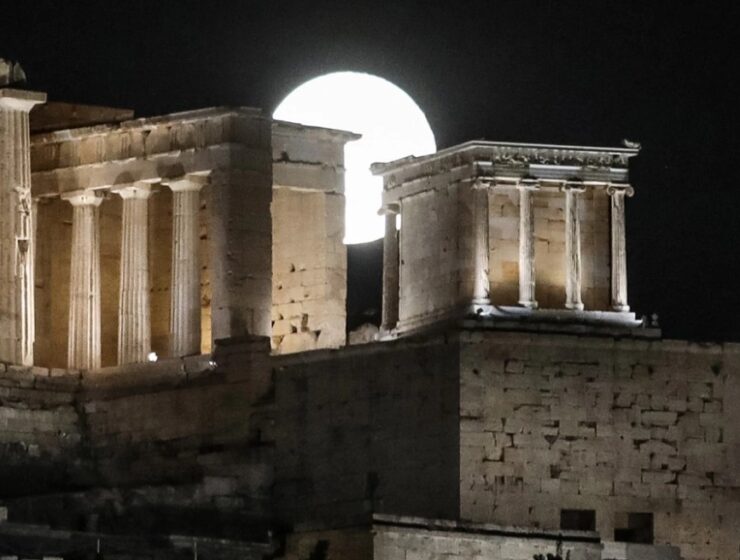 plan Magnificent 'Oxyrhynchus Moon' over the Acropolis - Images from the last full moon of summer 2022
