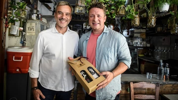 British Celebrity Chef Jamie Oliver talks Thessaloniki gastronomy with city mayor