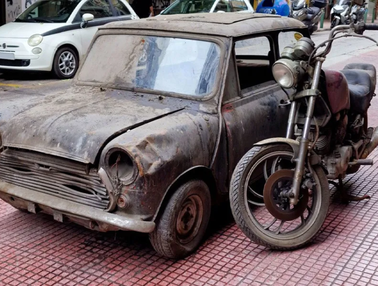 Rusted Mini and Yamaha