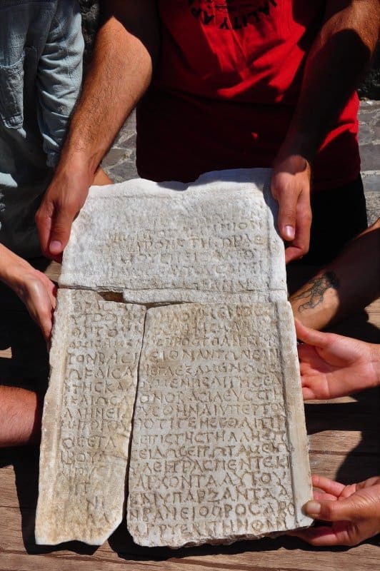 Türk Aegay kazılarında 1800 yıllık Yunanca mermer yazıt bulundu