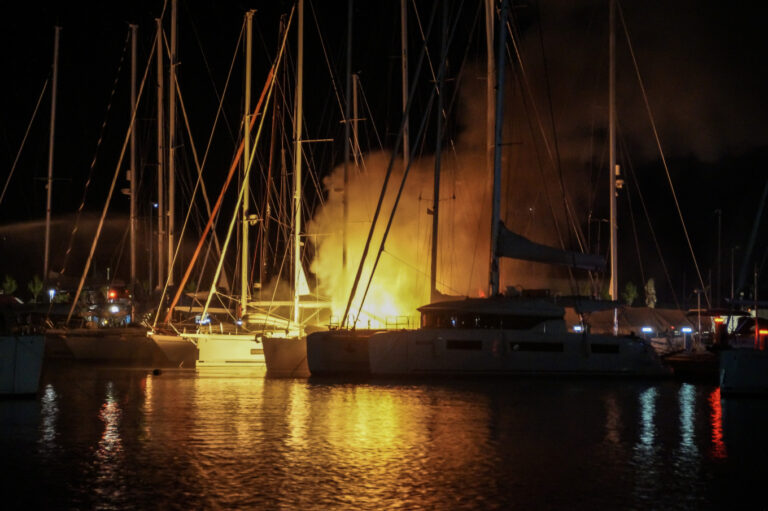 Thessaloniki: Two boats engulfed in flames in Thermi