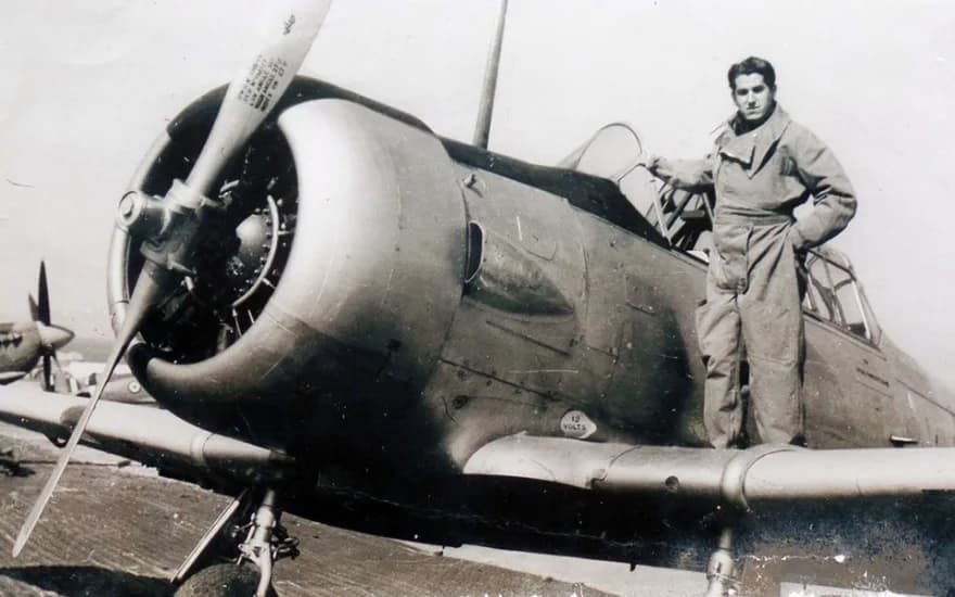 The last survivor of World War II, the legendary pilot Konstantinos Hatzilakos, has died