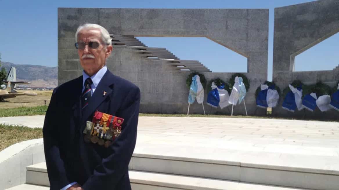 The last survivor of World War II, the legendary pilot Konstantinos Hatzilakos, has died