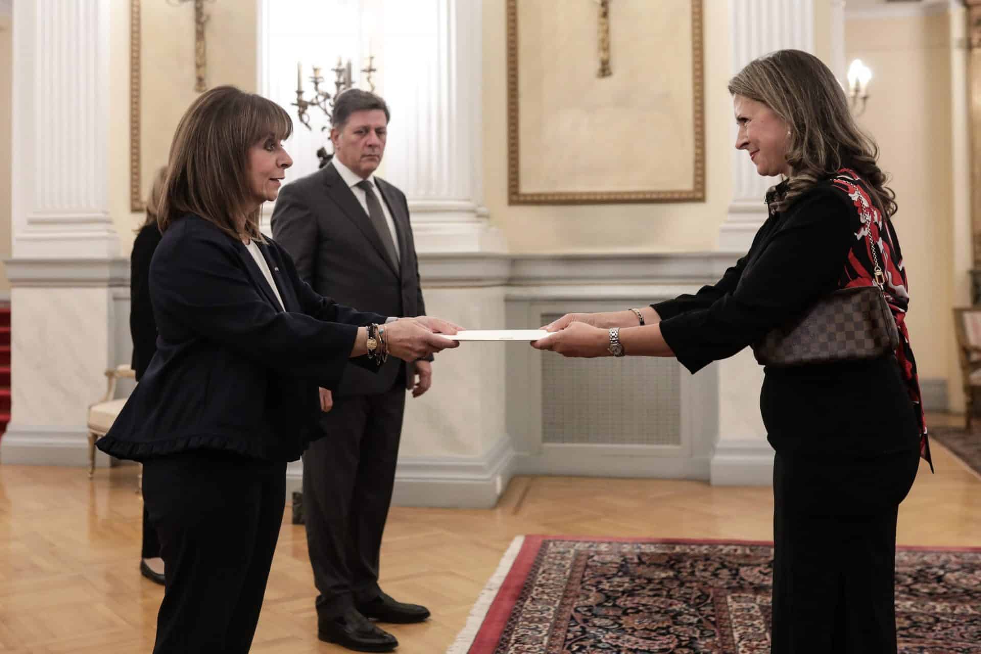 Photo of Noví veľvyslanci Kanady, Slovenska a Slovinska odovzdajú gréckemu prezidentovi poverovacie listiny