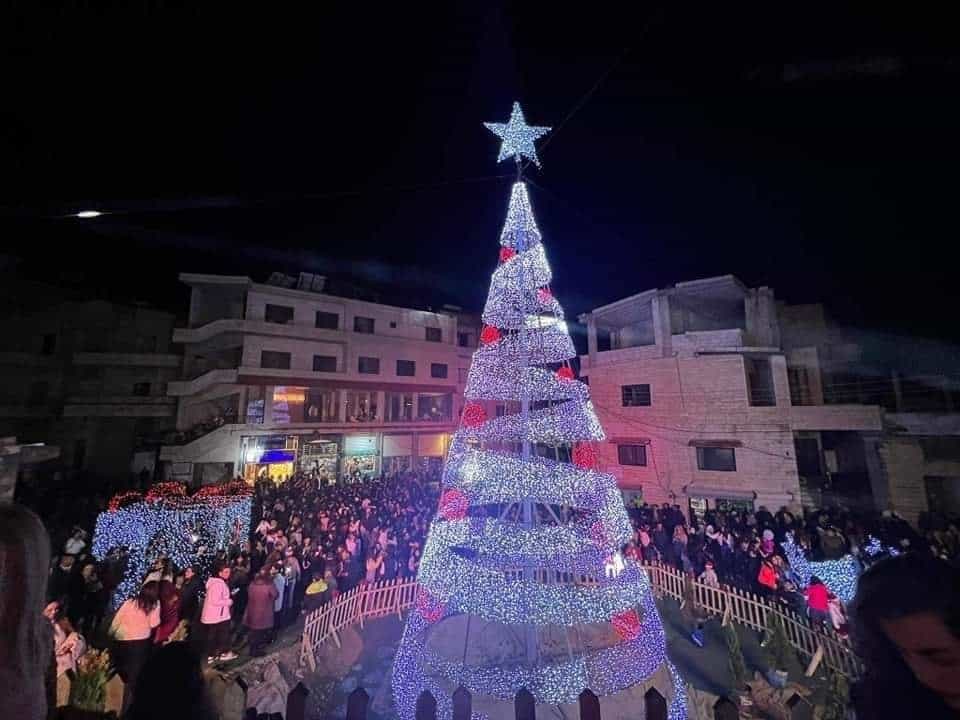Τα φωτάκια του χριστουγεννιάτικου δέντρου φέρνουν χαρά στους Έλληνες της Αντιόχειας της χριστιανικής κοιλάδας της Συρίας (Φωτογραφίες)