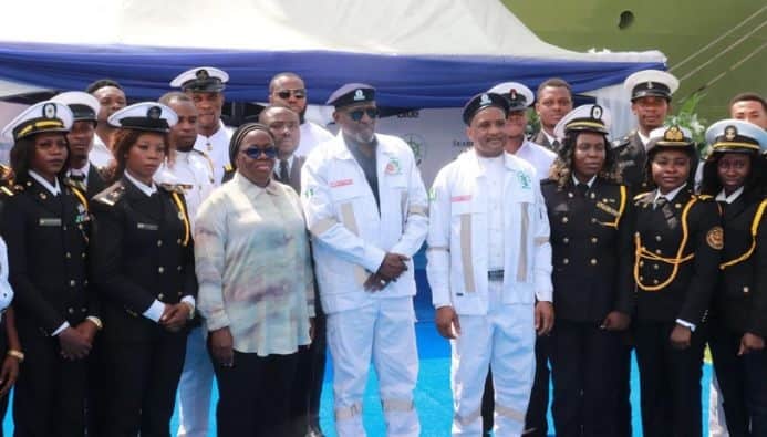 Magdalene Ajani (3rd l), permanent secretary, Federal Ministry of Transportation; Muazu Jaji Sambo (m), Minister of Transportation, and Bashir Jamoh (4th l), director general of Nigerian Maritime Administration and Safety Agency (NIMASA) with cadets of the Nigerian Seafarers Development Programme (NSDP) during the sent-forth ceremony for 235 beneficiaries of the NSDP phase 3, TERRA II in Lagos.