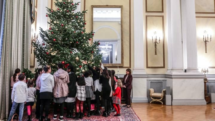 Katerina Sakellaropoulou Greek president decorates Christmas tree with children from Chatzikiriakio orphanage November 2022