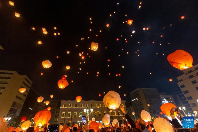 People release paper lanterns in Greece on Christmas Eve (see video)
