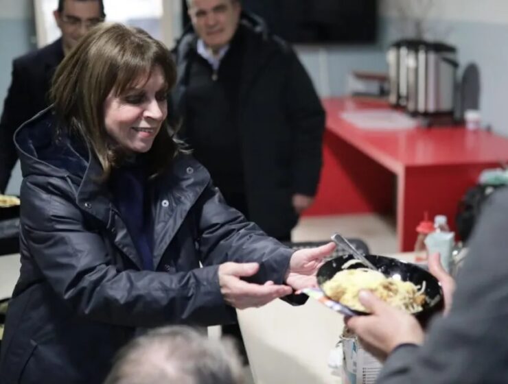President Katerina Sakellaropoulou feeding the homeless on February 5, 2023 in Piraeus.