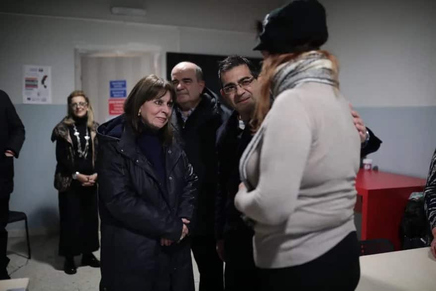 President Katerina Sakellaropoulou feeding the homeless on February 5, 2023 in Piraeus.