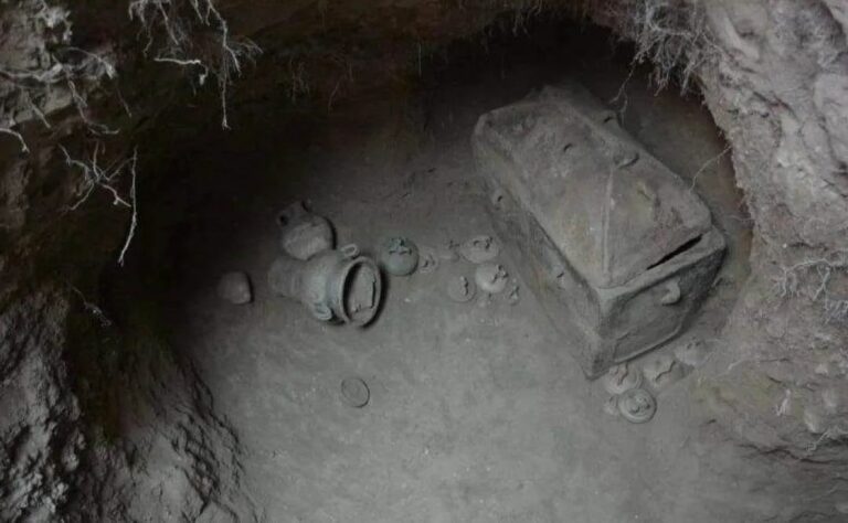 A 3400-year-old Minoan tomb has been uncovered in Crete