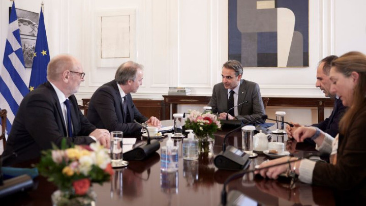 PM Mitsotakis meets with visiting EU railway officials