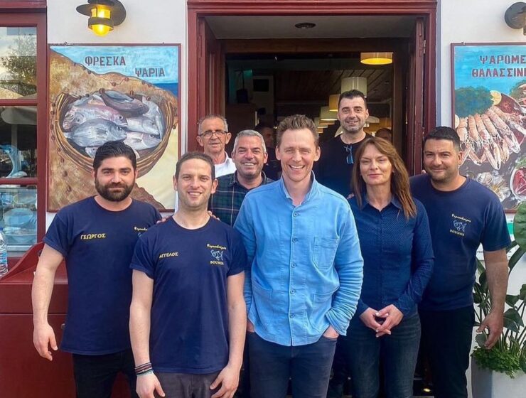 Tom Hiddleston, also known as Loki in the Marvel series of the same name, was in Nafplio and honoured a local taverna with his presence.