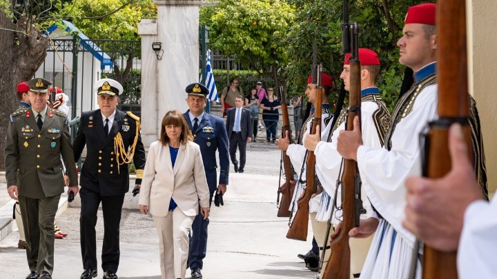 President Sakellaropoulou visits Presidential Guard on Easter Day