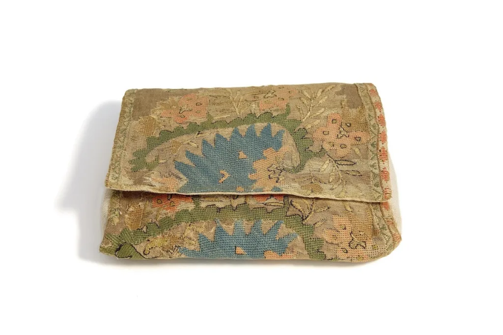 Bag-envelope, fully embroidered in plain silk, High School of Greek Women of Volos.