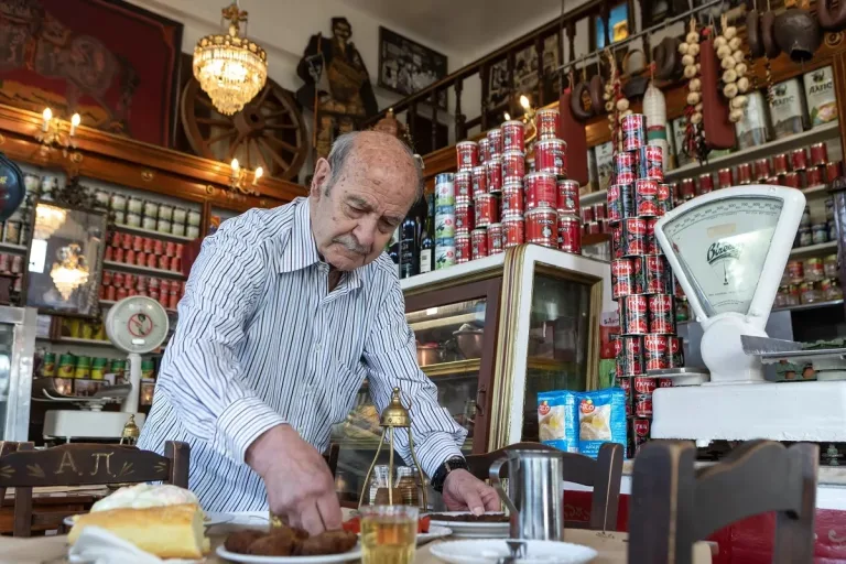 Eidikon: The 100+year-old taverna in Piraeus