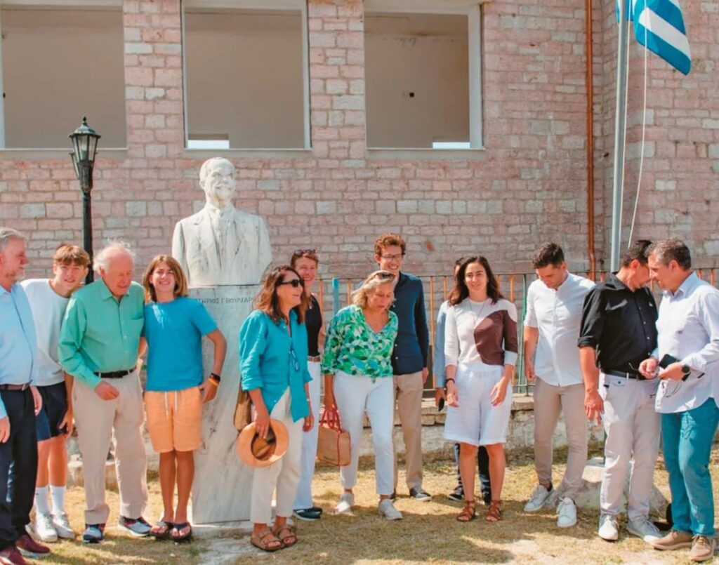 Nicola Bulgari with his daughters and grandchildren in front of the school, the construction of which was donated by the founder of the house, Sotirios Voulgaris.