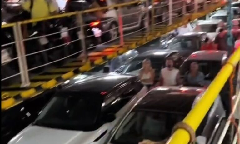 The sarcastic reaction of passengers to an annoying Greek driver (VIDEO)