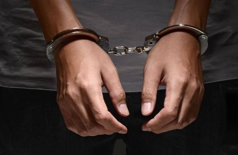 Pakistani arrested handcuffs Evia