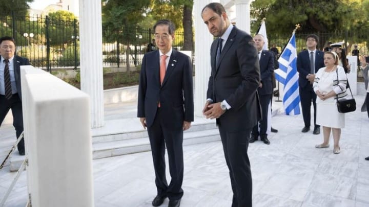 Greek Deputy Minister of National Defence Ioannis Kefalogiannis on Friday attended the ceremonial laying of a wreath at the Memorial for the Fallen Greeks in the Korean War by visiting Prime Minister of the Republic of Korea Duck-soo Han