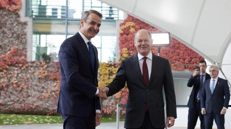 Greek Prime Minister Kyriakos Mitsotakis and German Chancellor Olaf Scholz