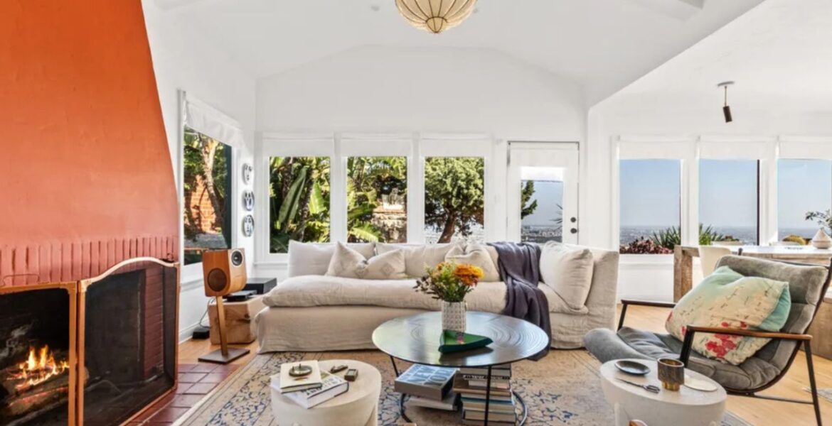Jennifer Aniston's 'Friends' Residence Hits the Market For $2.59M