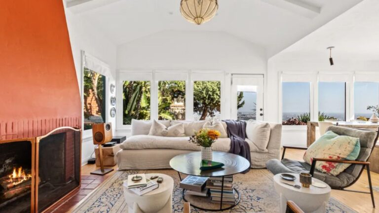 Jennifer Aniston's 'Friends' Residence Hits the Market For $2.59M