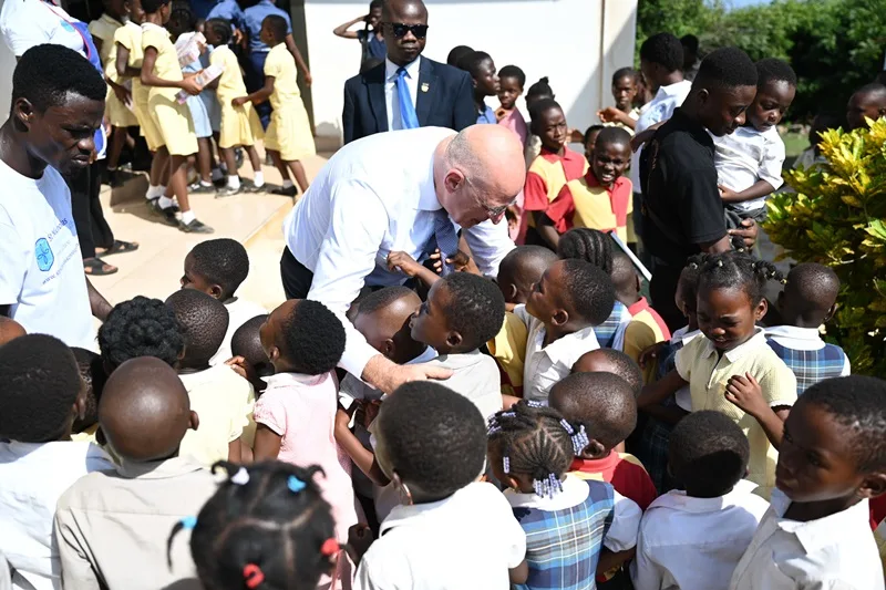 Dendias pays visit to Greek school in Tema, Ghana