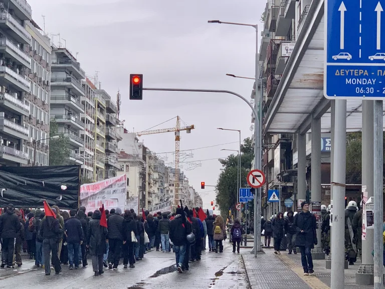 Tension in Thessaloniki – Fires and Molotov cocktails in Exarchia after the marches for Alexandros Grigoropoulos