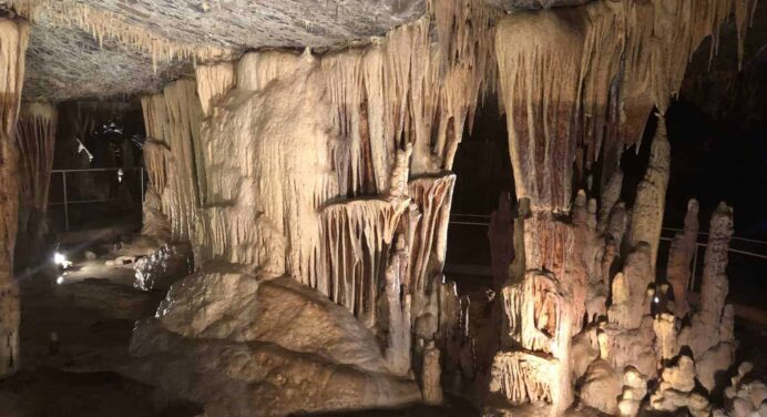 Kapsia Cave: A mysterious spectacle full of stalactites and stalagmites