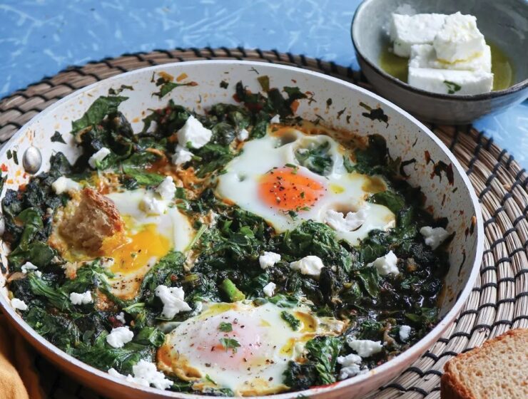 Fried horta with eggs
