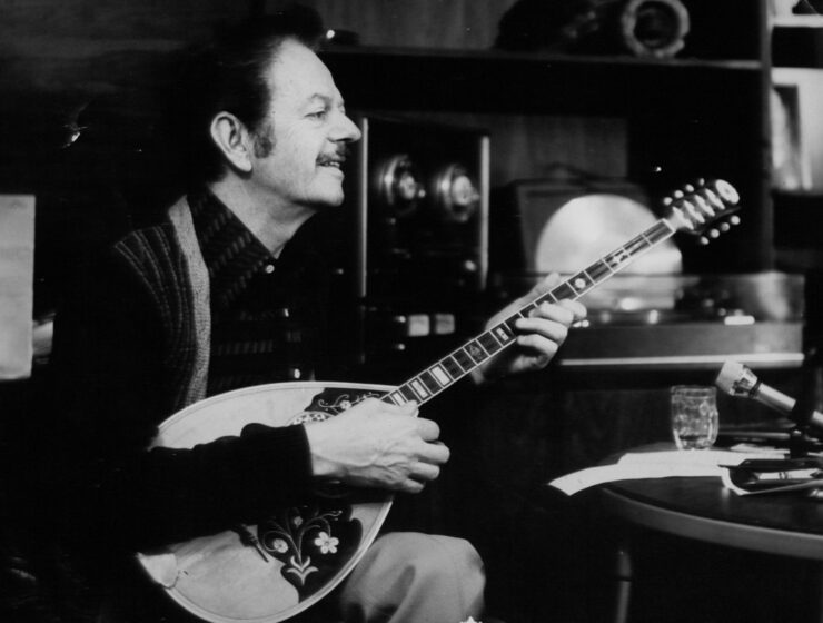 assilis Tsitsanis , the leader of the rebetiko and folk song, who was born on January 18, 1915 in Trikala and died the same day, 69 years later, on January 18, 1984, in a London hospital, is a rare case of an artist.