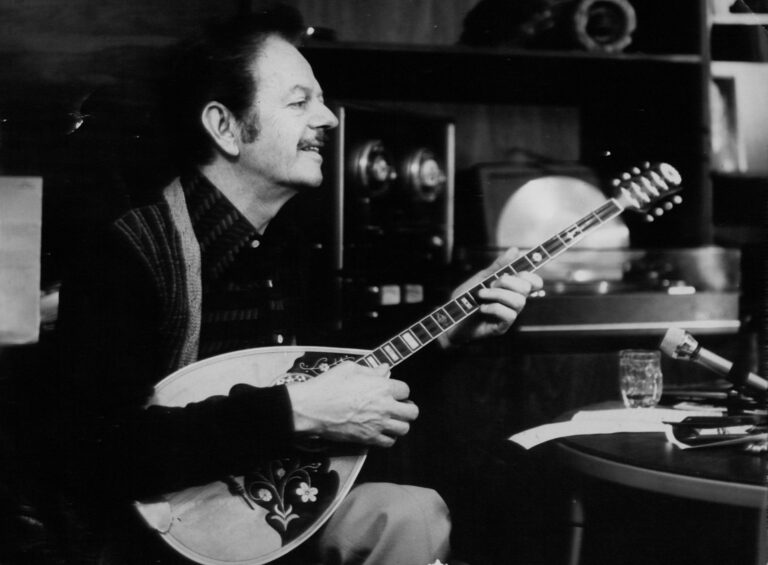 assilis Tsitsanis , the leader of the rebetiko and folk song, who was born on January 18, 1915 in Trikala and died the same day, 69 years later, on January 18, 1984, in a London hospital, is a rare case of an artist.