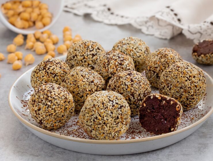 Chocolate with chickpeas and sesame seeds