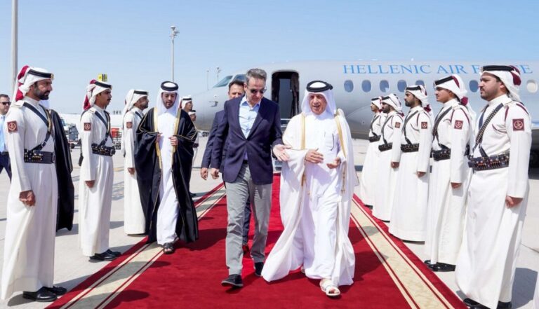 PM Mitsotakis arrives in Doha, is received by Sultan bin Saad Al Muraikhi